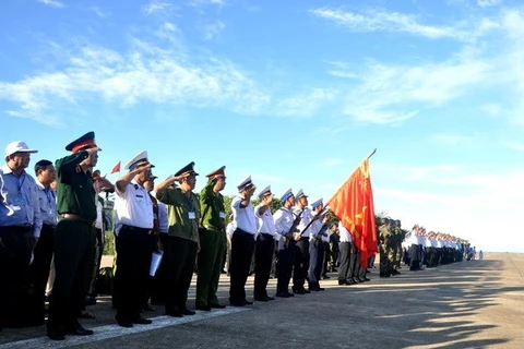 Saluting the colours on Truong Sa Lon island (Photo: VNA)